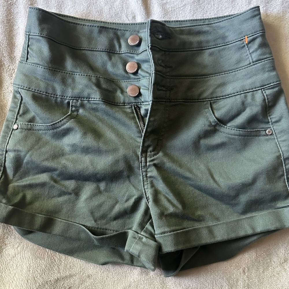Great condition, olive green women’s shorts size 0 with stretch
